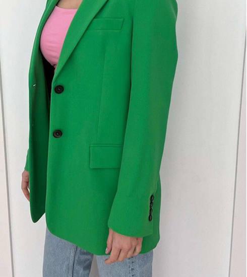 Adara puso un precio de 20 euros a esta chaqueta que ya está vendida. 