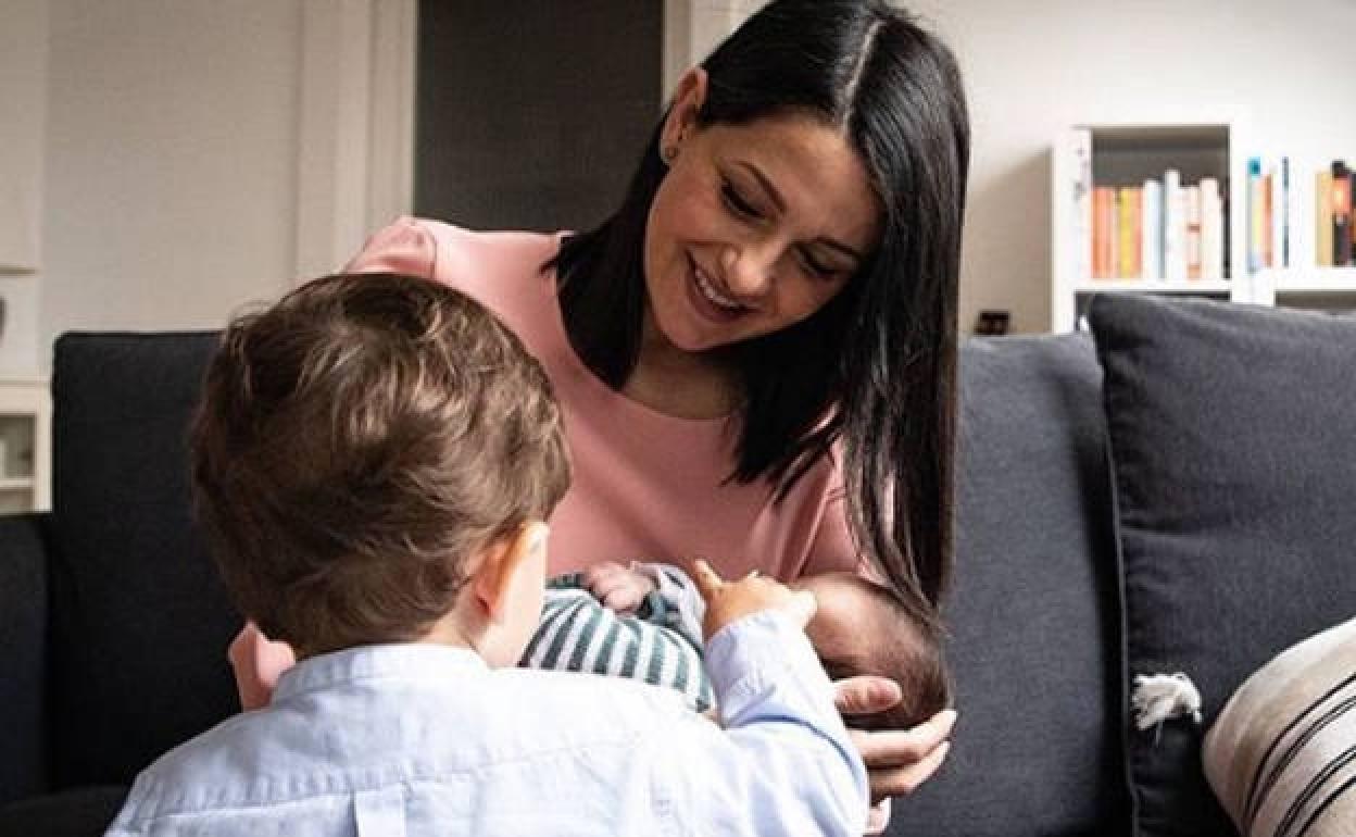 Inés Arrimadas con sus dos hijos. 