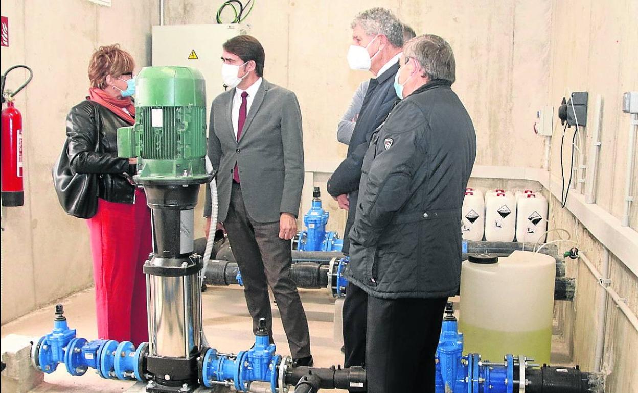 Visita del consejero de Fomento y Medio Ambiente al depósito del nuevo abastecimiento, ayer. 