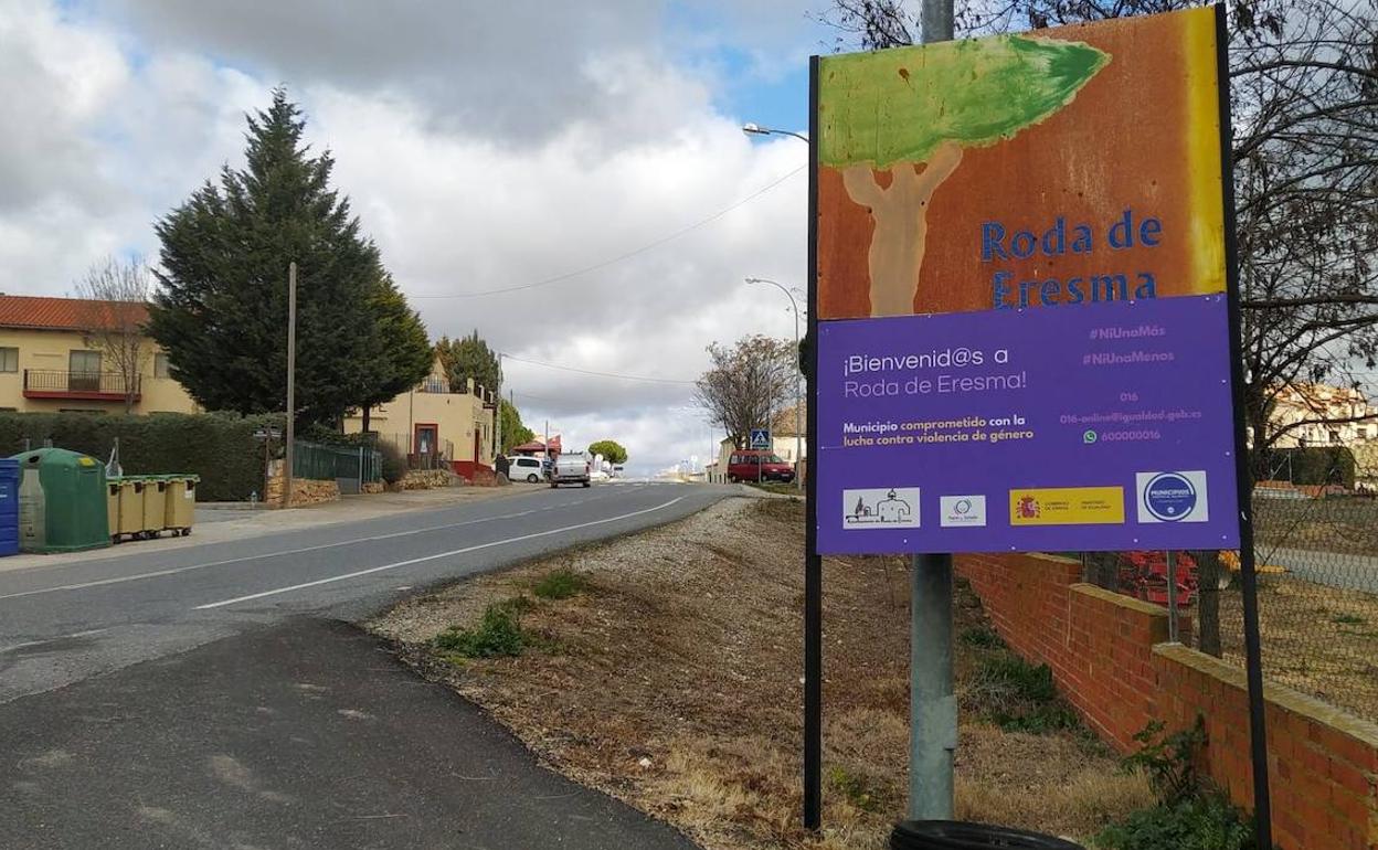 Cartel alusivo a la lucha contra la violencia de género en la entrada de Roda de Eresma. 