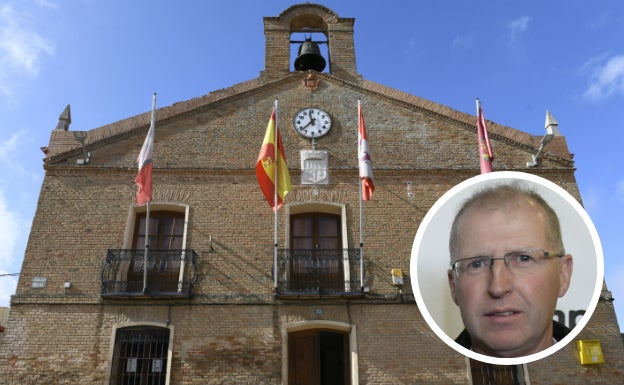 En la imagen, la sede del Ayuntamiento de Ceinos de Campos; en el círculo, el alcalde Ricardo Collantes. 