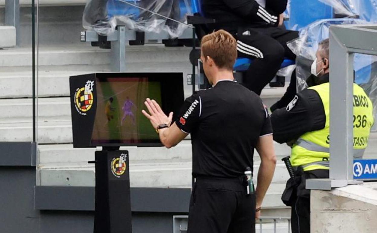 Pizarro Gómez revisa una jugada en el monitor del VAR. 