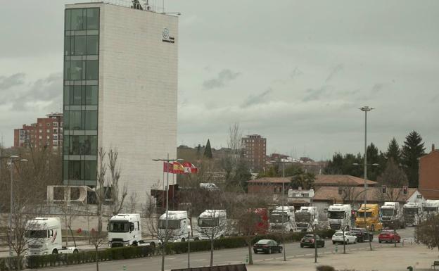 Varias caravanas de camiones colapsan el tráfico de Valladolid capital