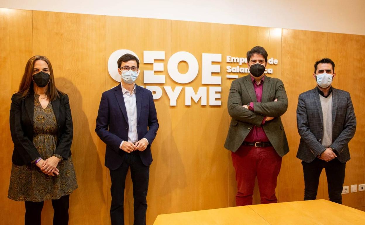 El portacoz socialistas y el presidente de la patronal (en el centro) antes de la reunión.