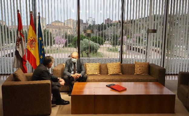 Francisco Igea, en su reunión con Carlos Pollán, presidente de las Cortes. 