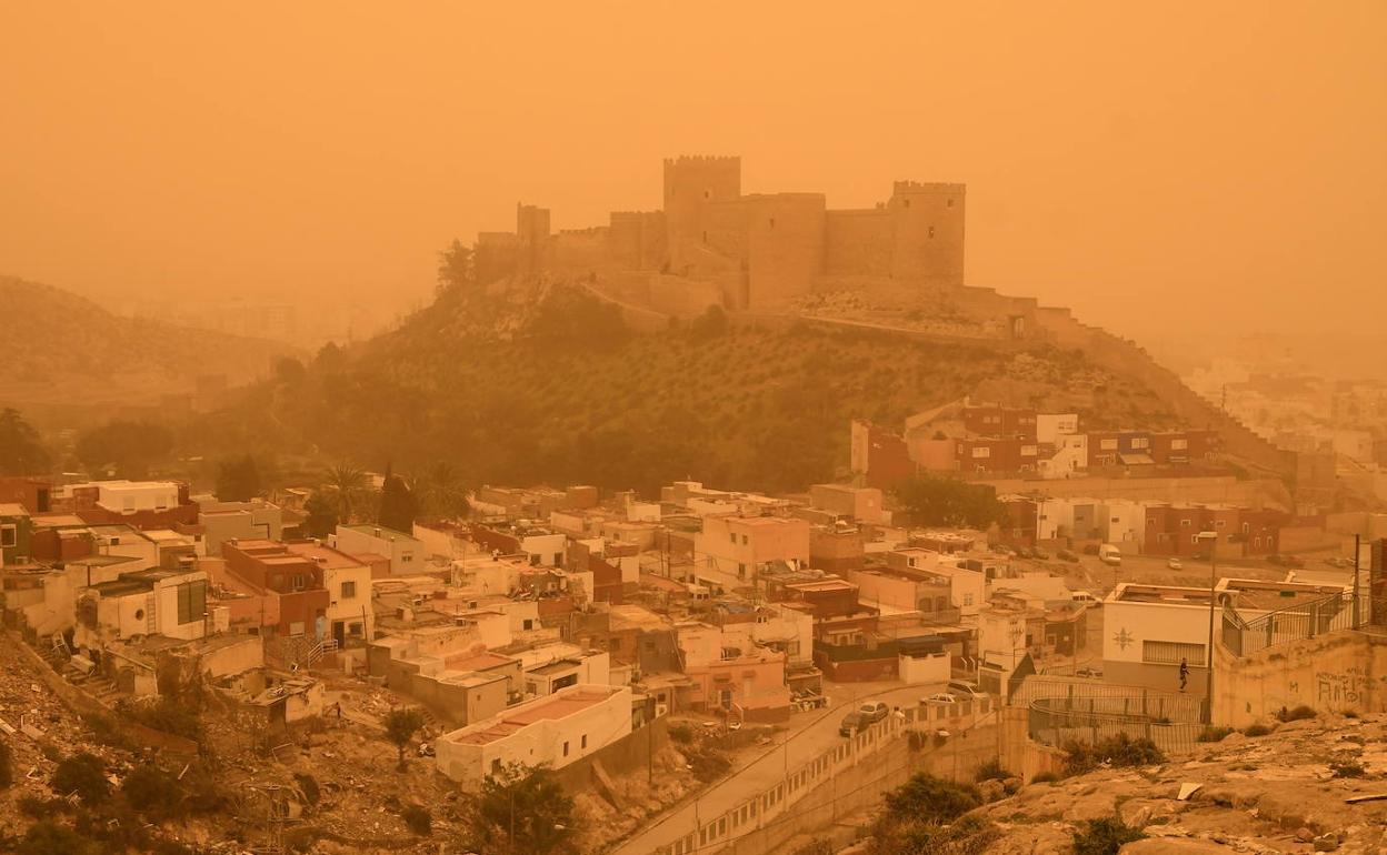 La Alcazaba de Almería con el cielo cubierto con la intensa calima.