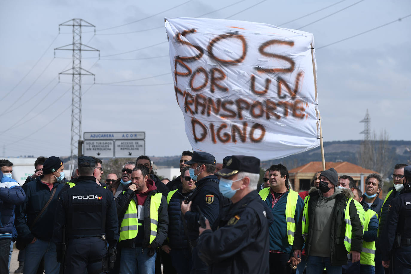 Protestas durante el acto de colocación de la primera piedra de la fábrica de Switch en Valladolid