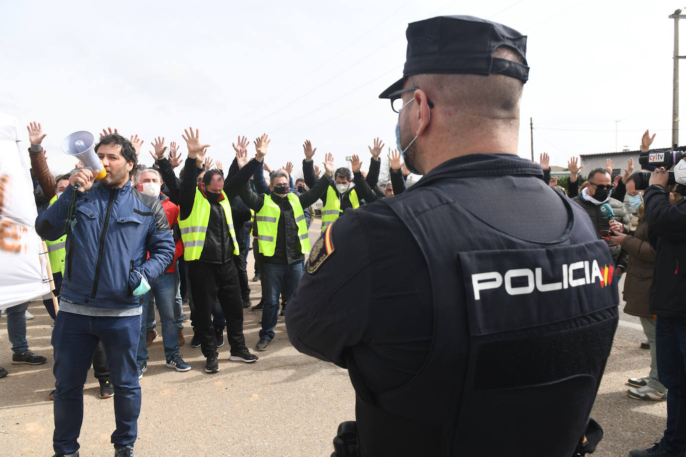 Protestas durante el acto de colocación de la primera piedra de la fábrica de Switch en Valladolid