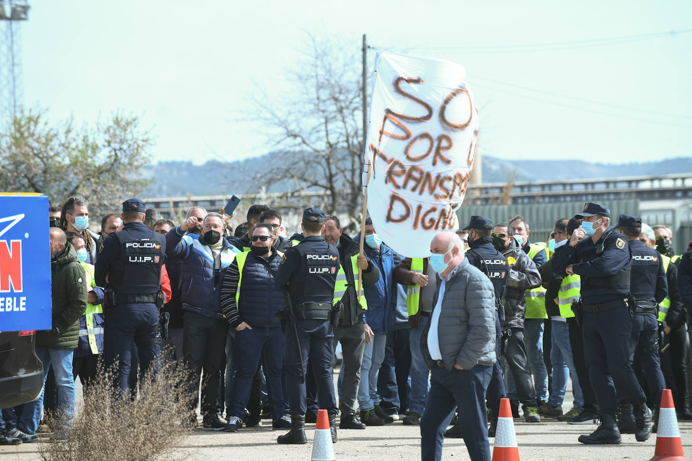 Protestas durante el acto de colocación de la primera piedra de la fábrica de Switch en Valladolid