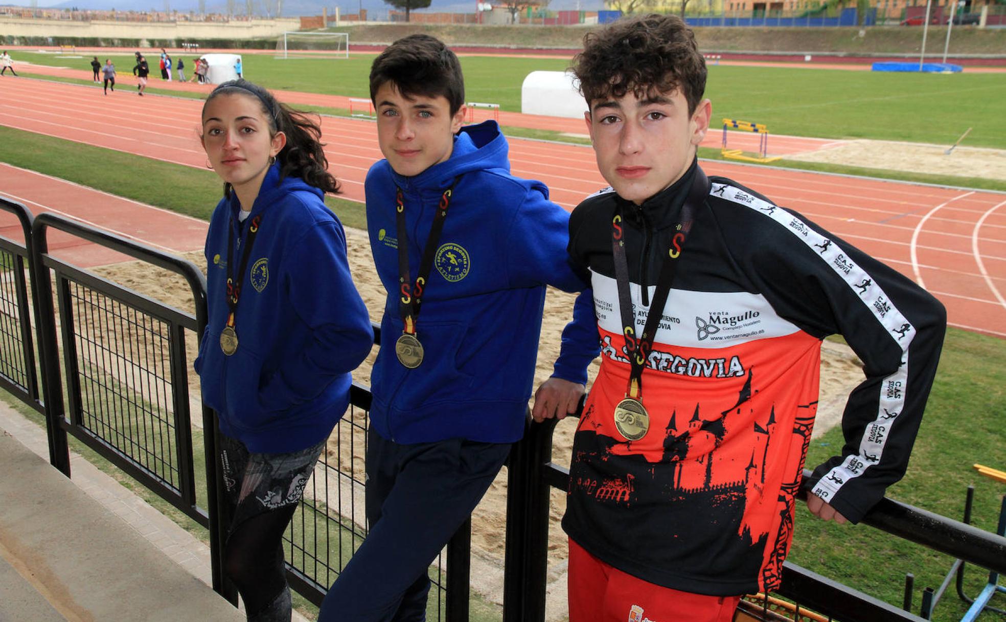 Yara López, Alejandro Domingo y Miguel Jimeno, en las pistas de atletismo Antonio Prieto. 