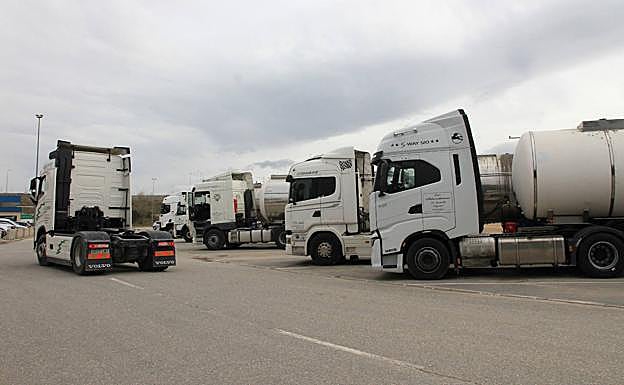 El transporte urge abaratar el gasóil mientras el paro causa desabastecimientos y sabotajes 