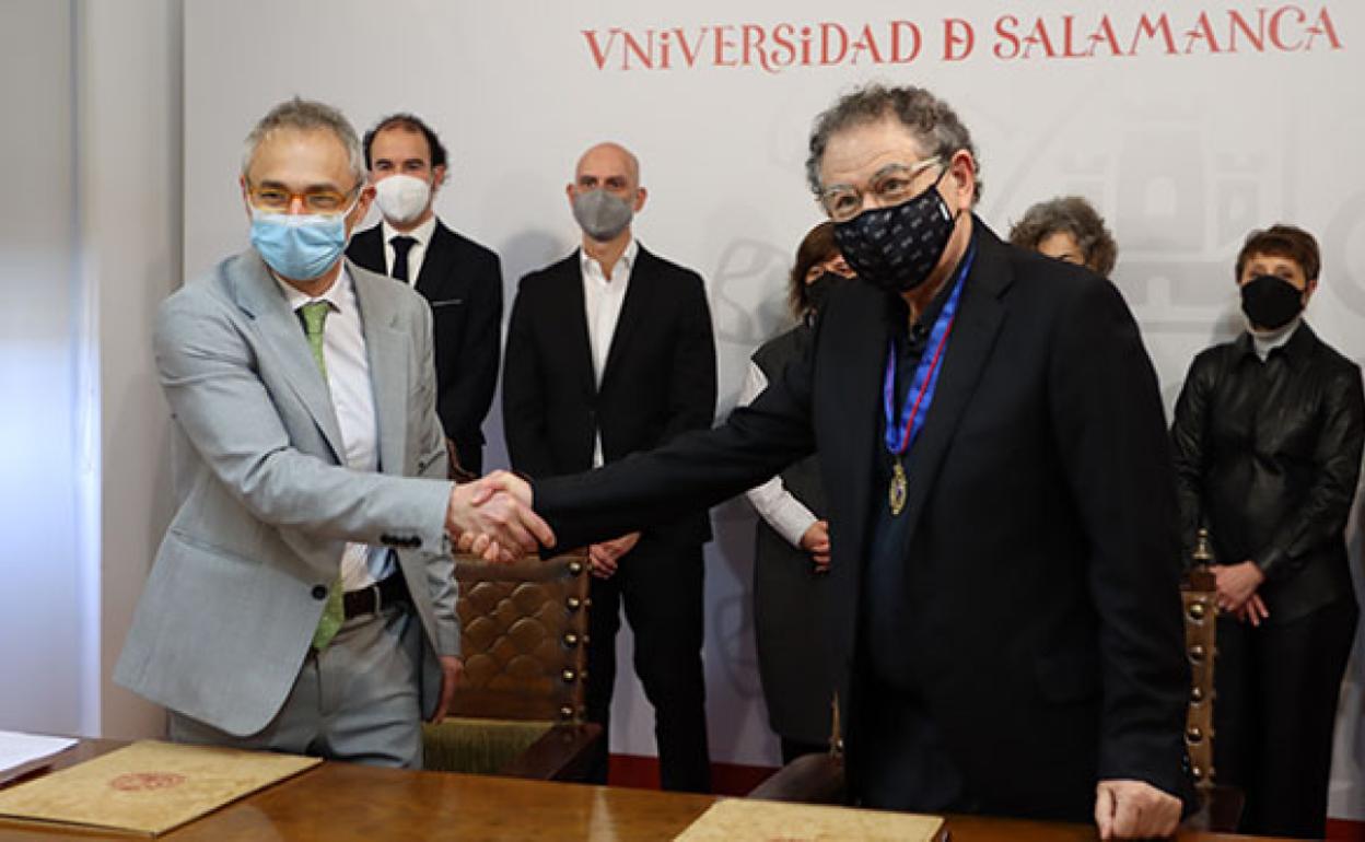 Ricardo Rivero y Roberto Venirno estrechan sus manos tras la firma del convenio. 