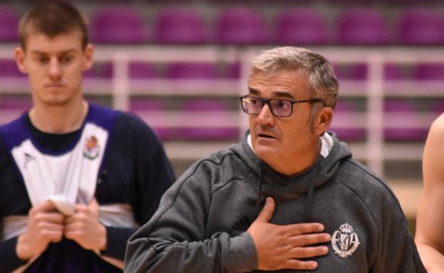 Paco García da instrucciones a los jugadores en su primer entrenamiento al frente del UEMC Real Valladolid. 