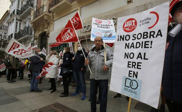 Protesta por el cierre de Douglas en la Calle Mayor.