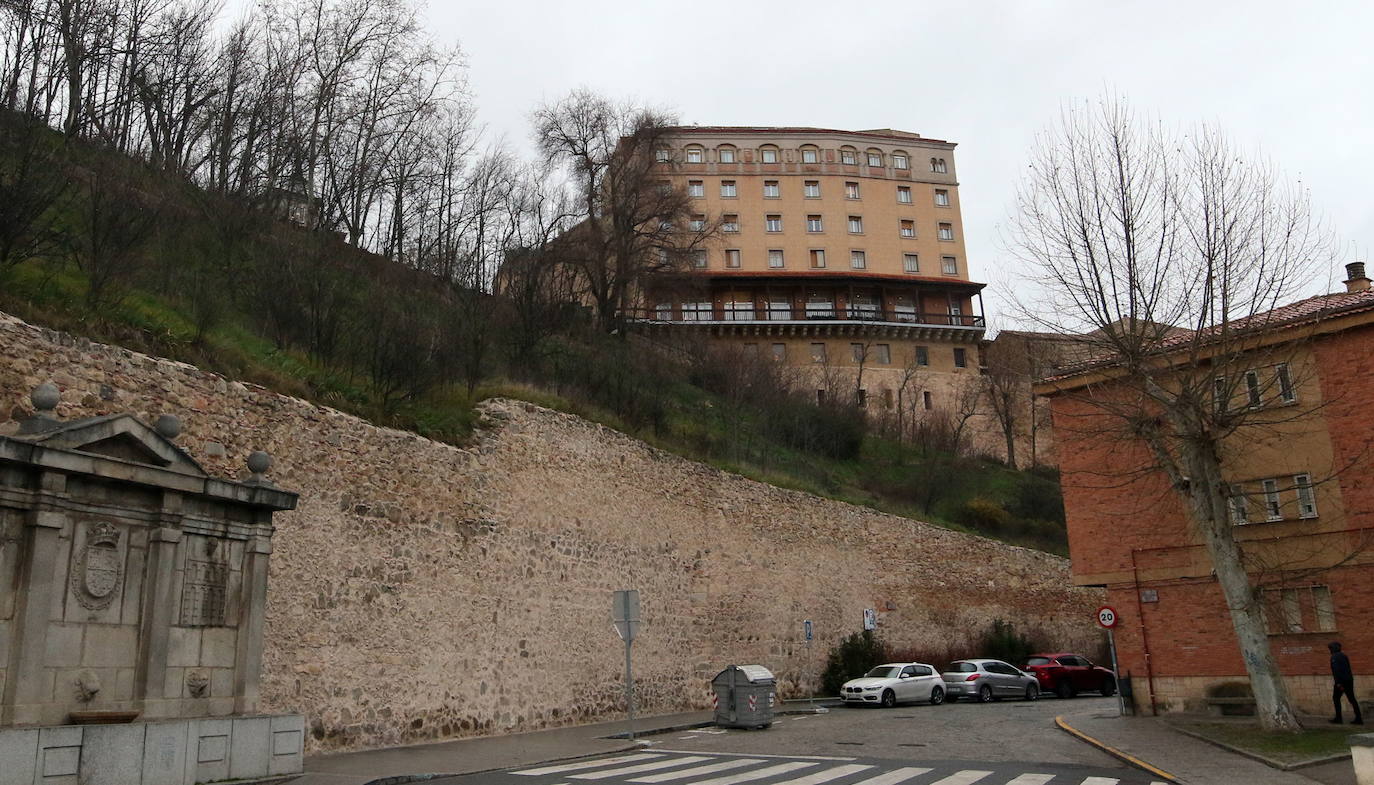 Talud del Paseo del Salón, donde se prevé la construcción del ascensor.