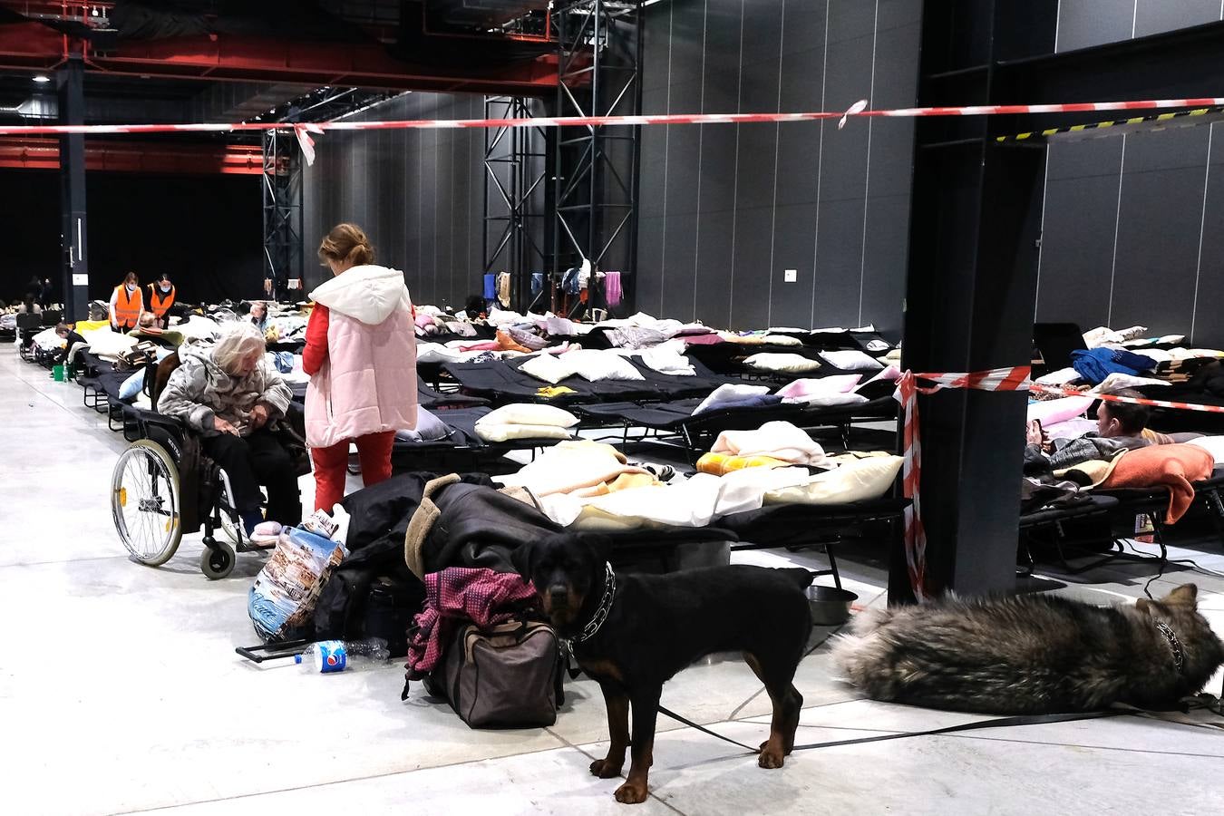 Fotos: Miles de refugiados duermen en las instalaciones de Varsovia