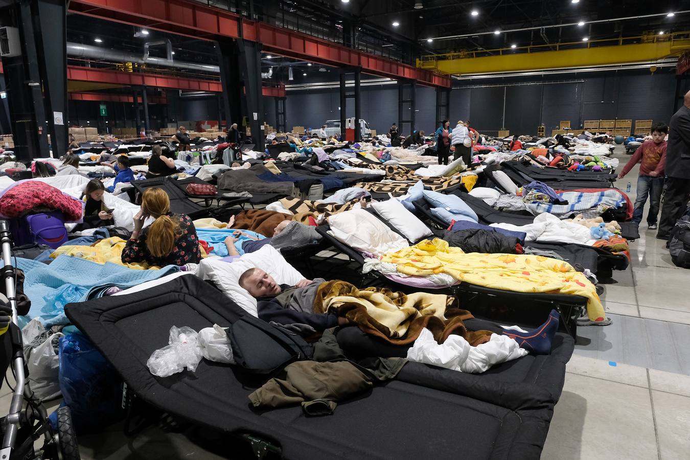 Fotos: Miles de refugiados duermen en las instalaciones de Varsovia