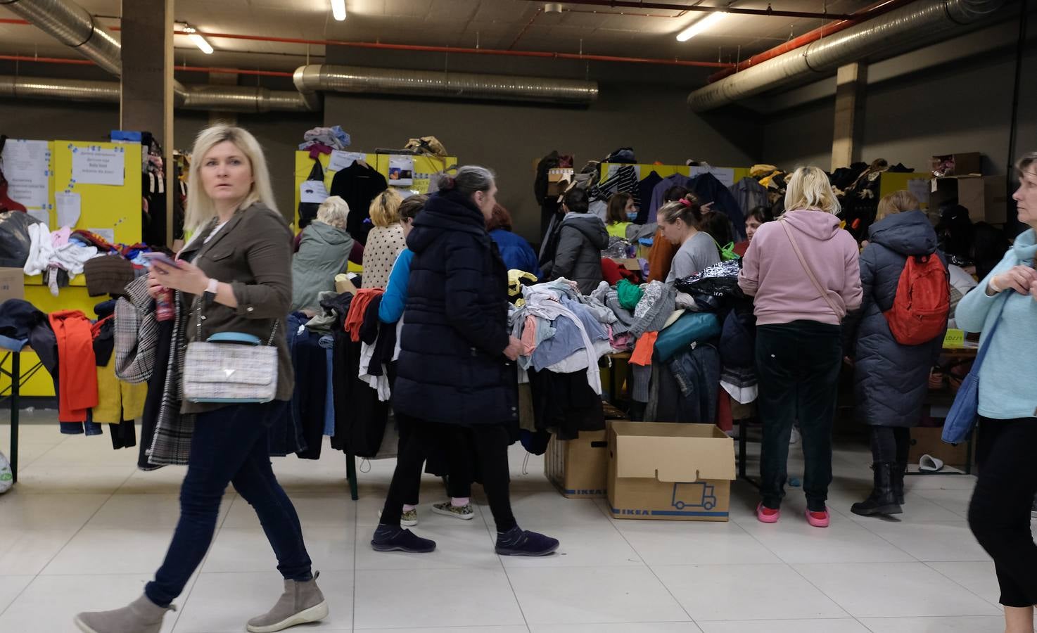 Fotos: Miles de refugiados duermen en las instalaciones de Varsovia