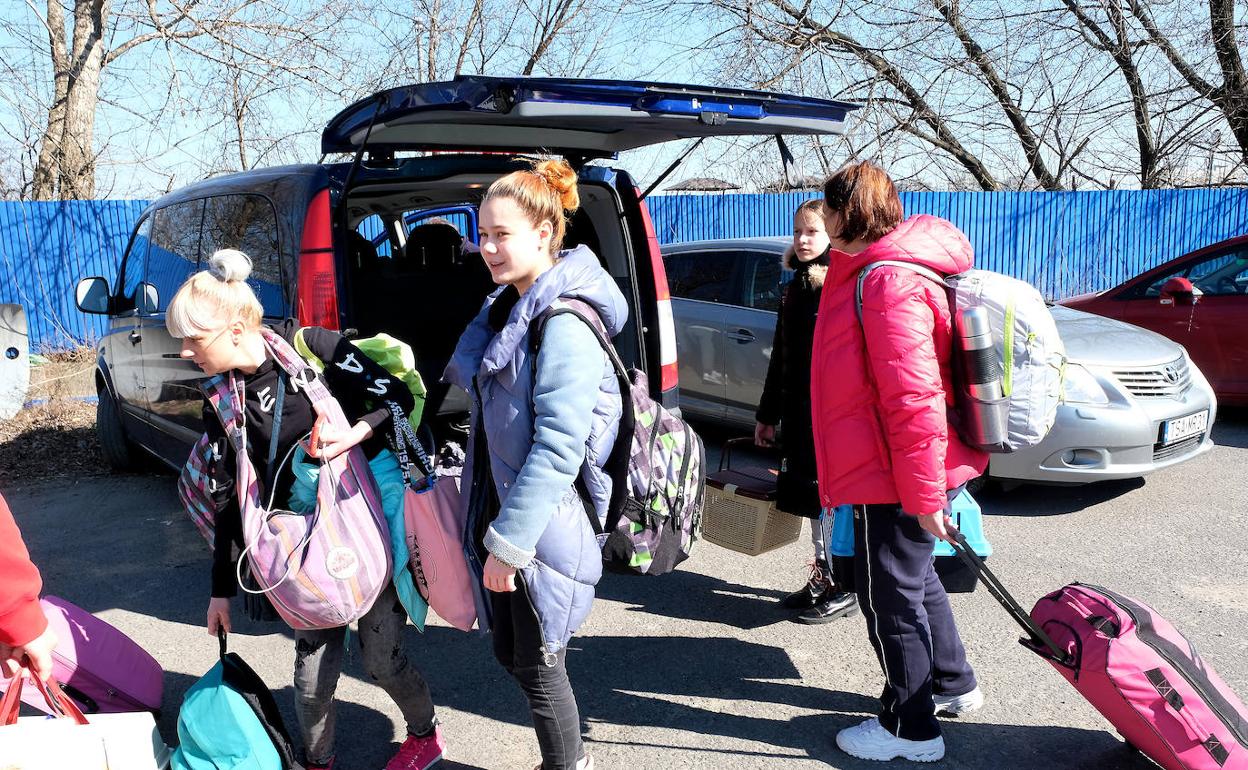 Integrantes de la expedición de familias ucranianas ayer en Varsovia, antes de viajar a Castilla y León. 