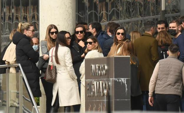 Amigos de Diego, en la puerta del tanatorio hasta donde se acercaron para mostrar su apoyo a la familia.