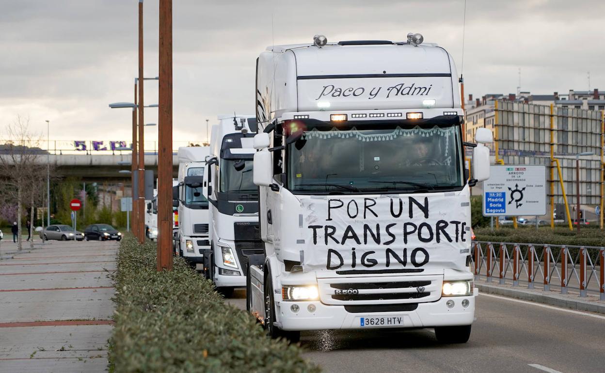 Protesta de los camioneros esta tarde en Valladolid. 