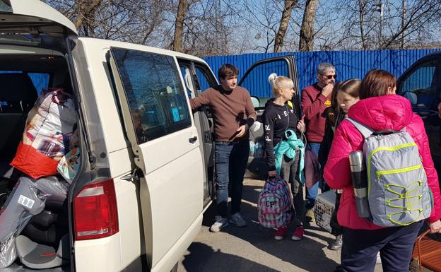 La caravana solidaria de Valladolid rescata a refugiadas que huyen de la invasión rusa en Ucrania: «Solo queremos vivir. Llevábamos semanas escuchando bombas»