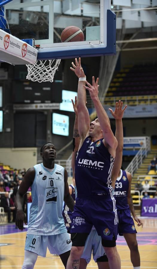 Fotos: El Real Valladolid Baloncesto renace tres derrotas después