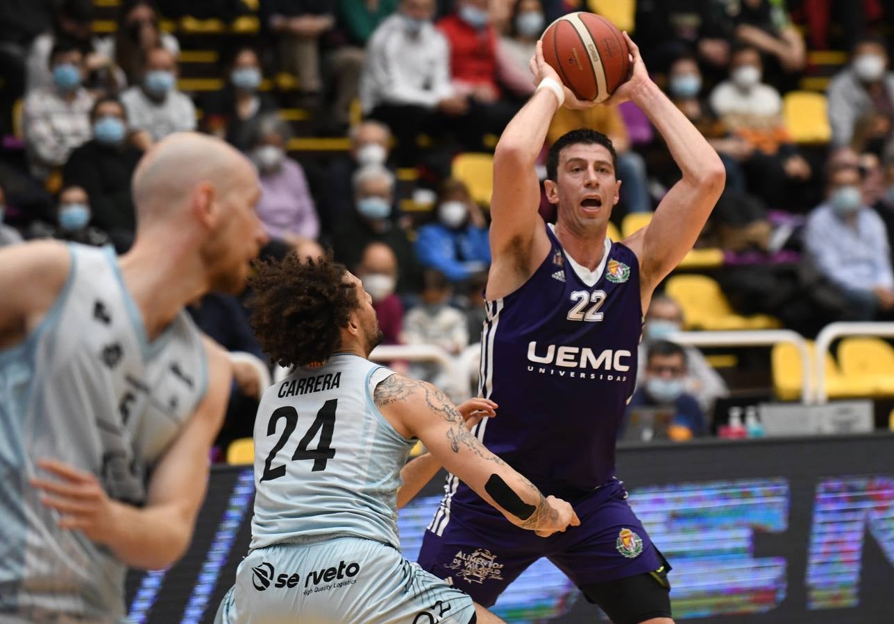 Fotos: El Real Valladolid Baloncesto renace tres derrotas después