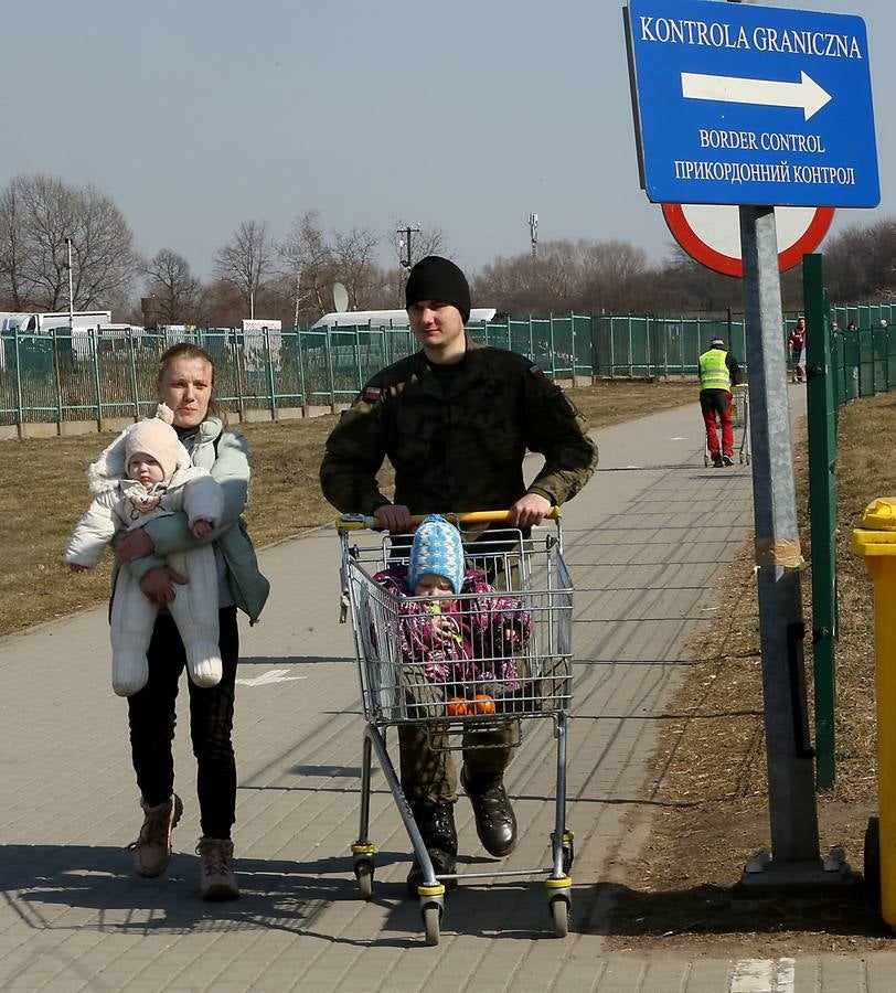 Refugiados ucranianos en la frontera entre Ucrania y Polonia.