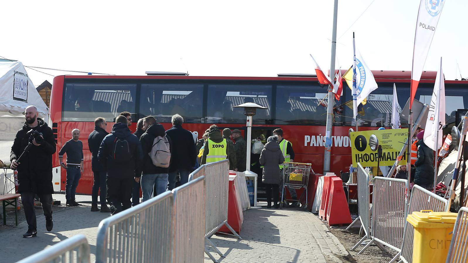 Refugiados ucranianos en la frontera entre Ucrania y Polonia.