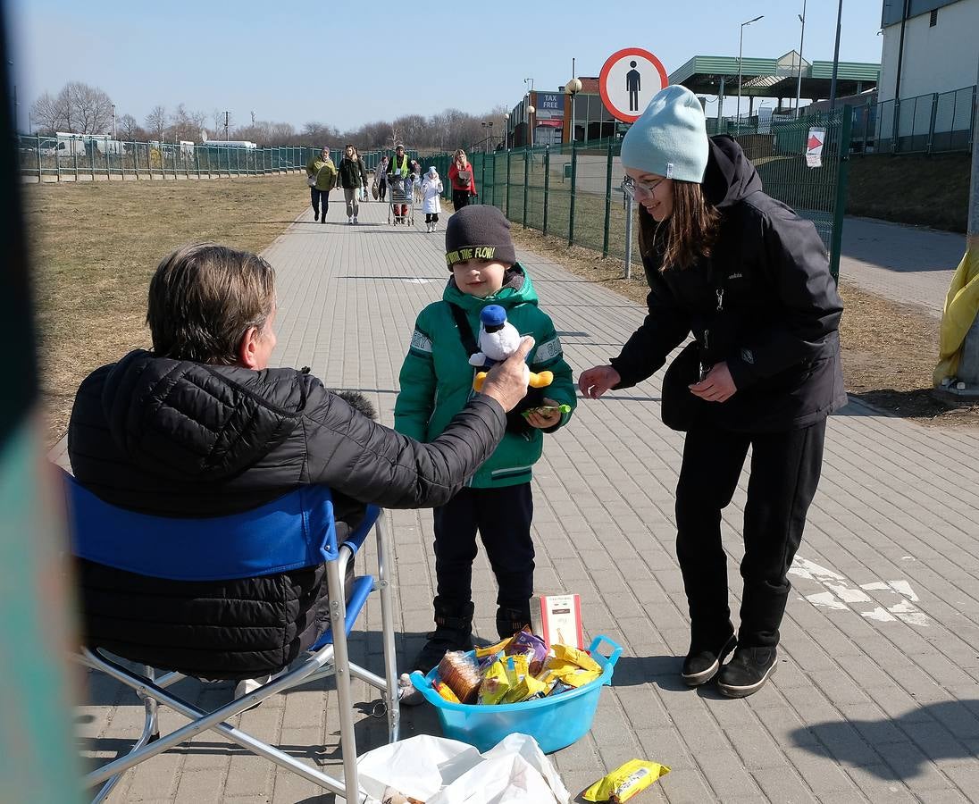 Refugiados ucranianos en la frontera entre Ucrania y Polonia.