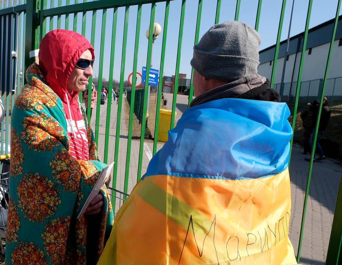 Refugiados ucranianos en la frontera entre Ucrania y Polonia.