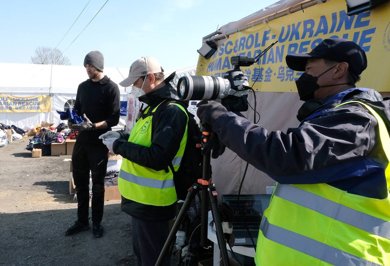 Refugiados ucranianos en la frontera entre Ucrania y Polonia.