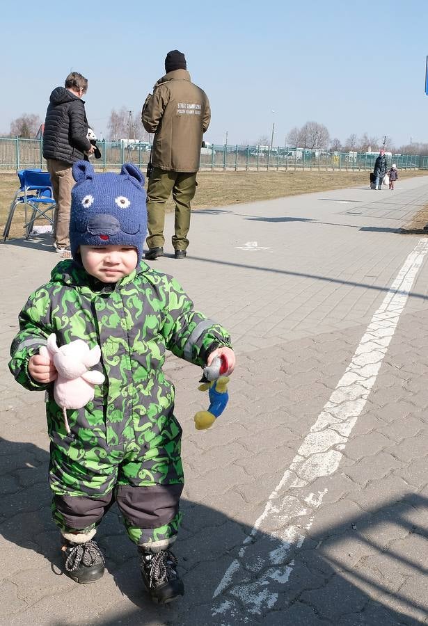 Refugiados ucranianos en la frontera entre Ucrania y Polonia.