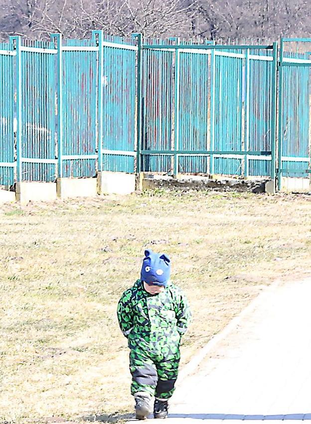 Un niño camina hacia Polonia en la frontera de Ucrania. 
