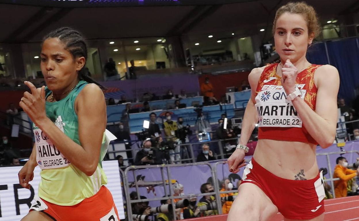 Lorena Martín, a la derecha, durante la final de 800. 