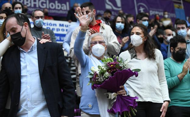 Montse Téllez recibe un ramo de flores del club en el día en el que su hijo Lalo García hubiera cumplido 51 años.