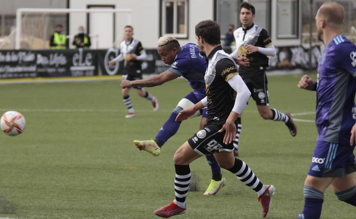 Paulo Vitor realiza un lanzamiento desde fuera del área ante Unionistas en Salamanca. 