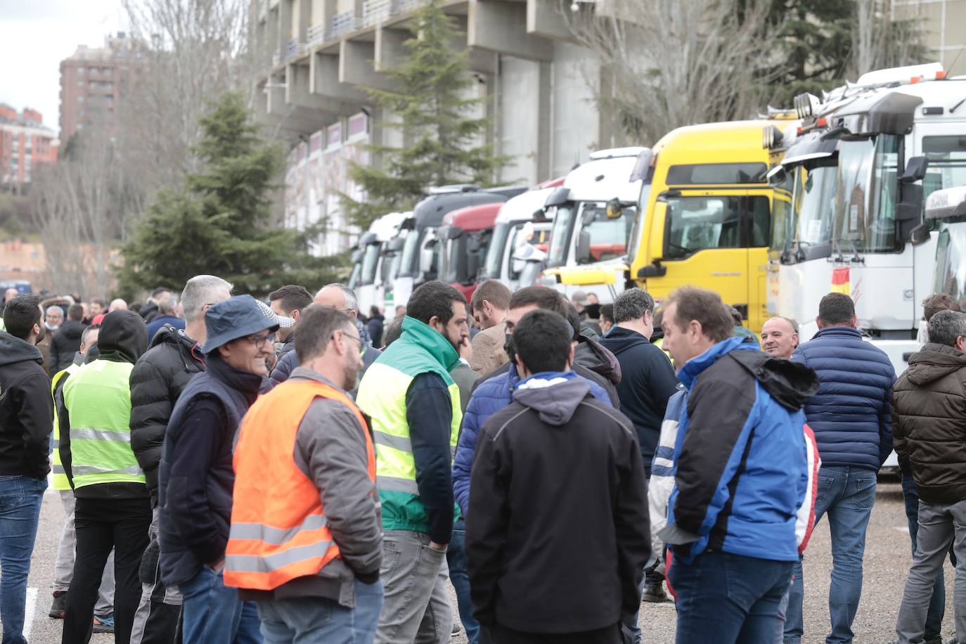 Fotos: Cientos de camiones circulan a escas velocidad por Valladolid