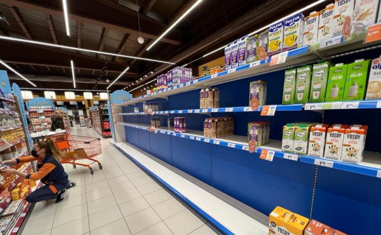 Escasez de productos en un supermercado vallisoletano el pasado sábado.