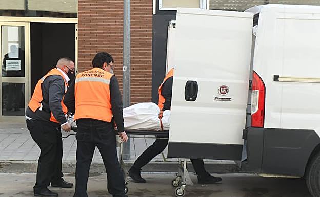 El equipo forense traslada el cadáver de la joven. 