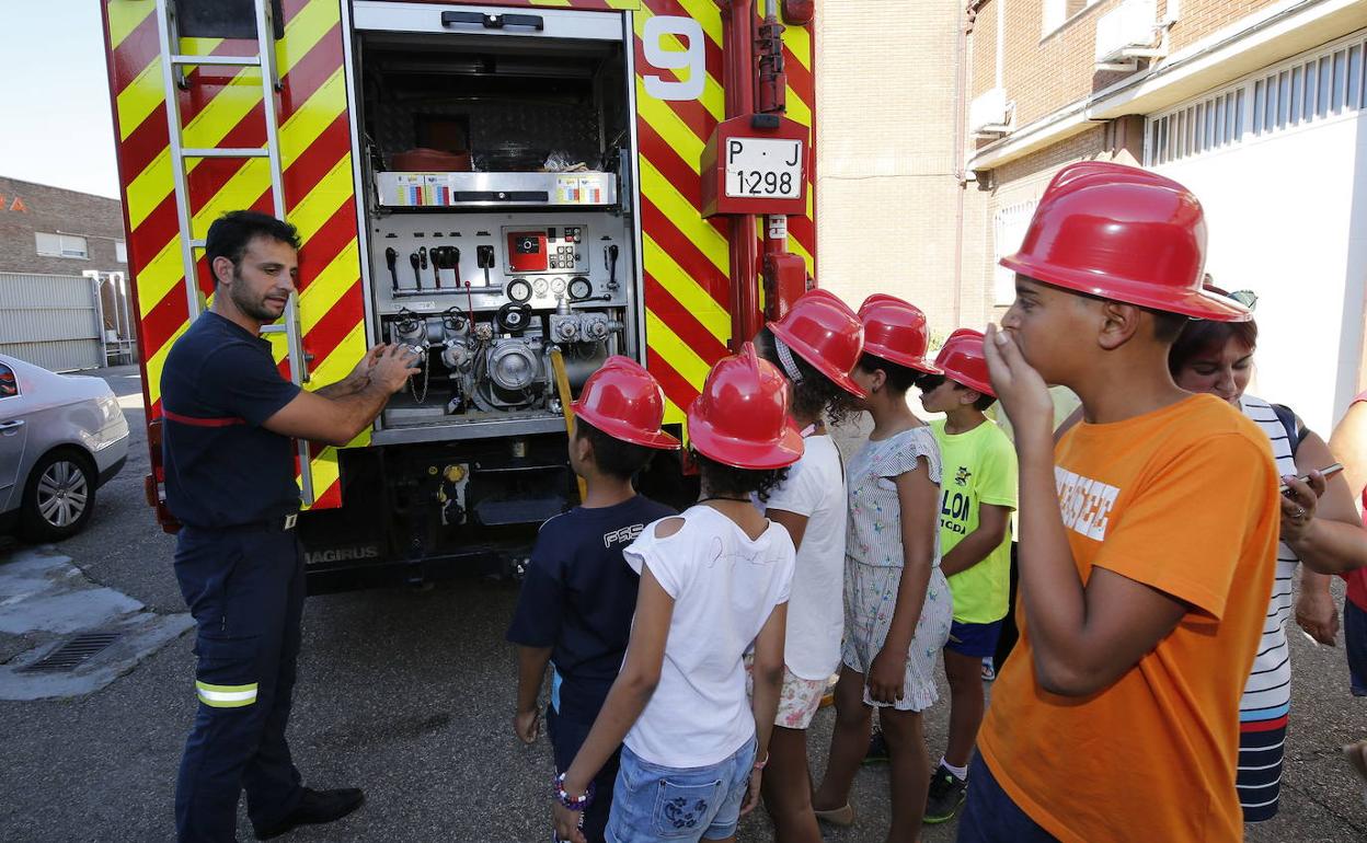 Niños saharauis, en el programa 'Vacaciones en Paz' de 2019, visitan el Parque de Bomberos. 