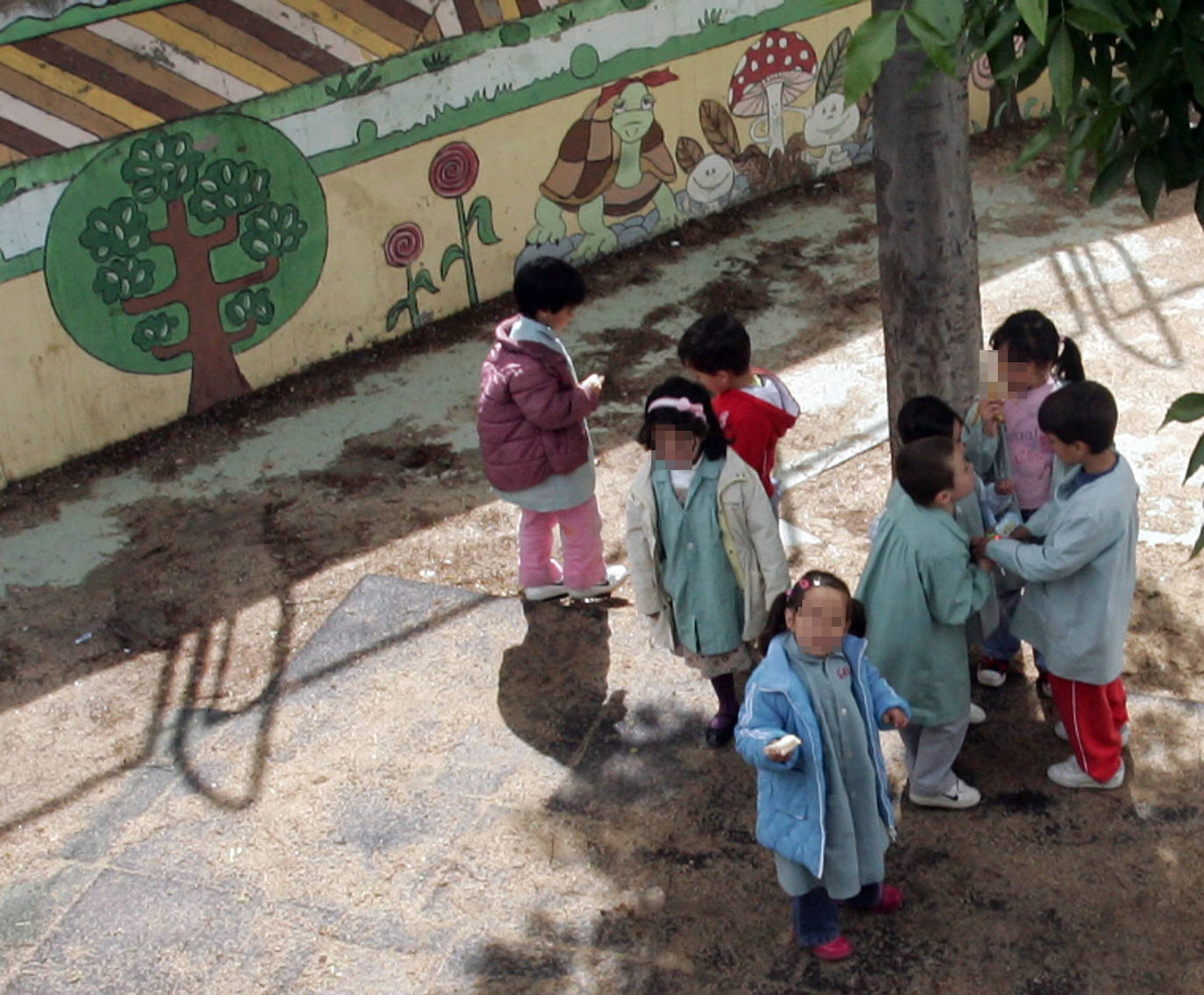 Niños en el patio de un centro educativo público.