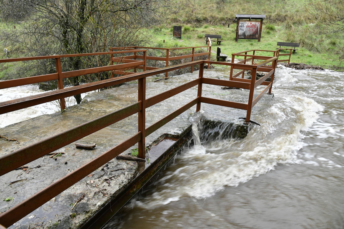 Poblemas provocados por las intensas lluvias en El Espinar.