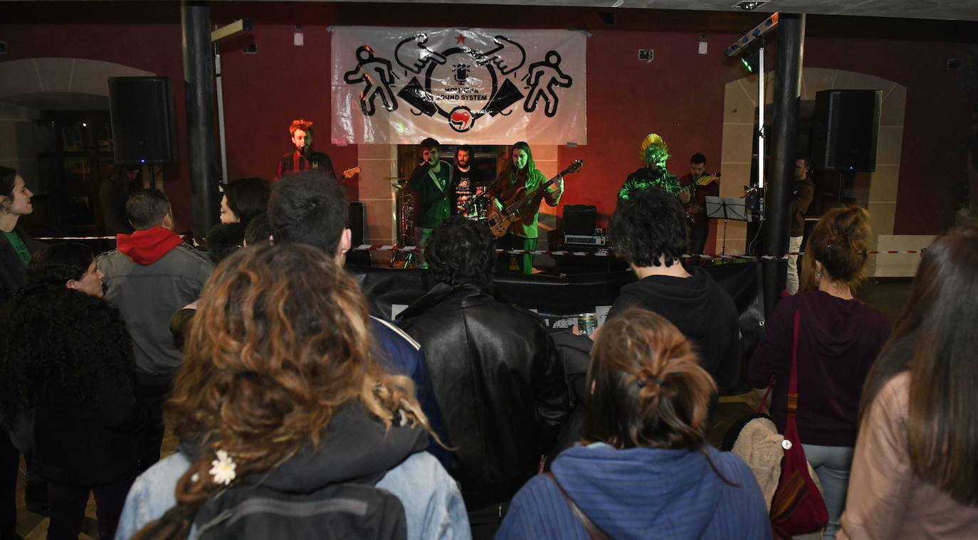 Un concierto en el interior del edificio, ya convertido en centro social.