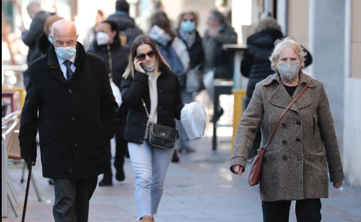 Gente con mascarilla por el centro de Valladolid. 