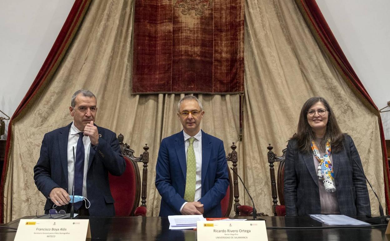 El secretario general para el Reto Demográfico, Francisco Boya Alós; el rector de la Universidad de Salamanca, Ricardo Rivero; y la vicerrectora de Calidad y Enseñanza de Grado, María José Rodríguez Conde.