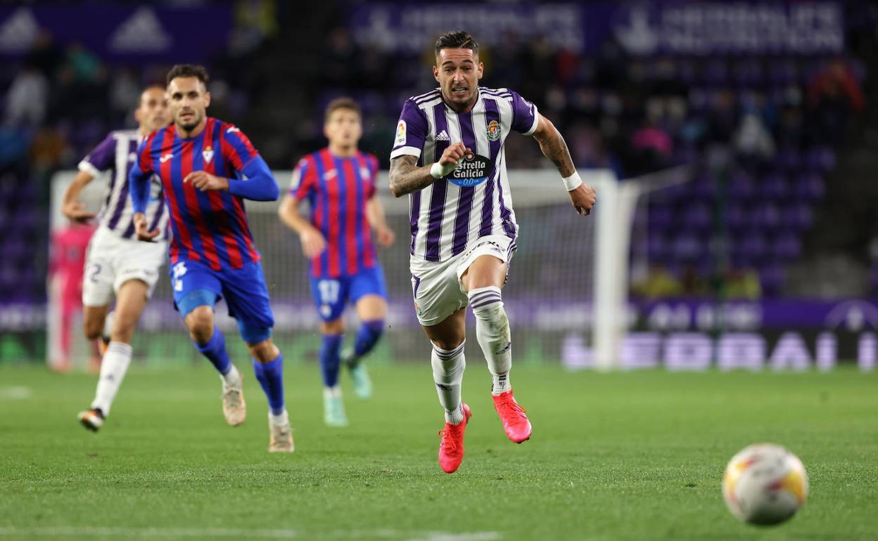 Sergio León, delantero del Real Valladolid, persigue un balón en el partido ante el Eibar. 