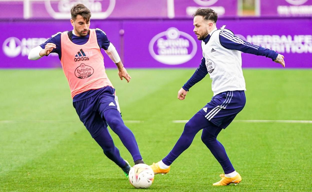 Josema trata de arrebatar el balón a Iván Sánchez