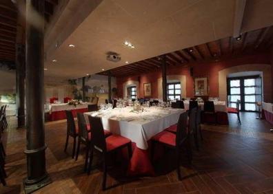 Imagen secundaria 1 - El antiguo comedor (debajo cuando era aún un hotel) y el estado actual del salón (ya como centro social). A la derecha, detalle de los destrozos que presentaba el inmueble durante su abandono (2017-2018). 